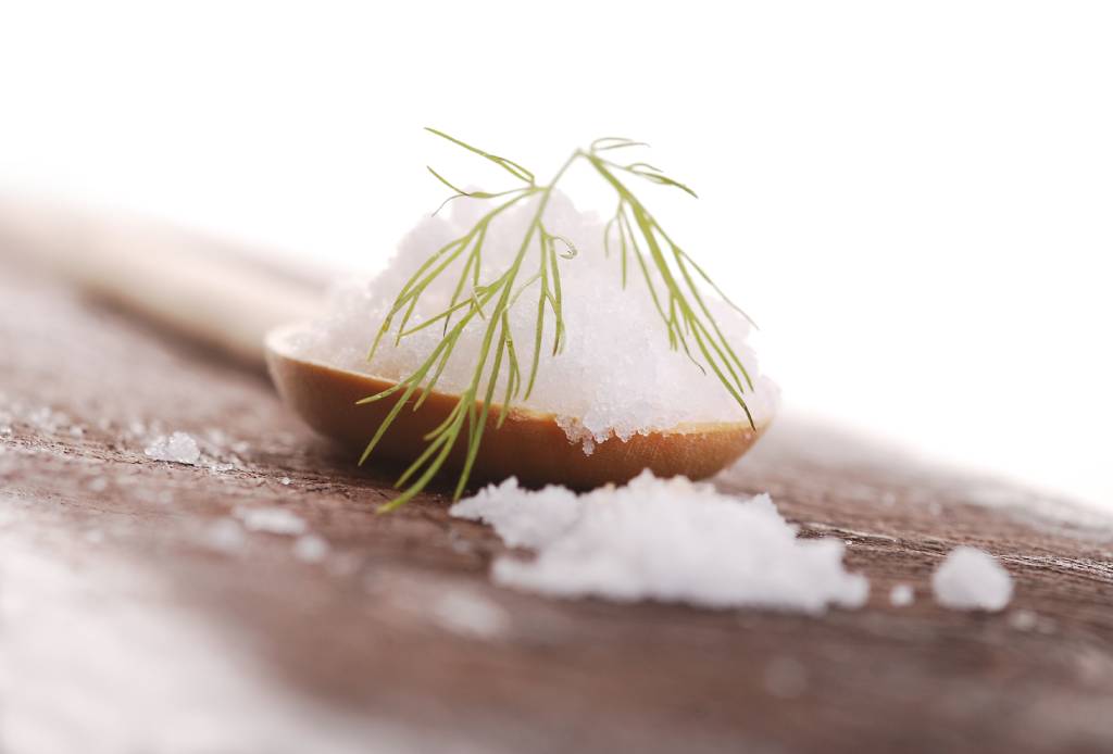 Różnice pomiędzy solą kala namak a zwykłą solą – która jest lepsza dla Twojego organizmu?