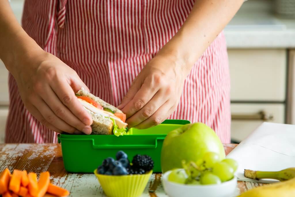 Jak wybrać dobry lunchbox do szkoły? Praktyczne wskazówki i porady